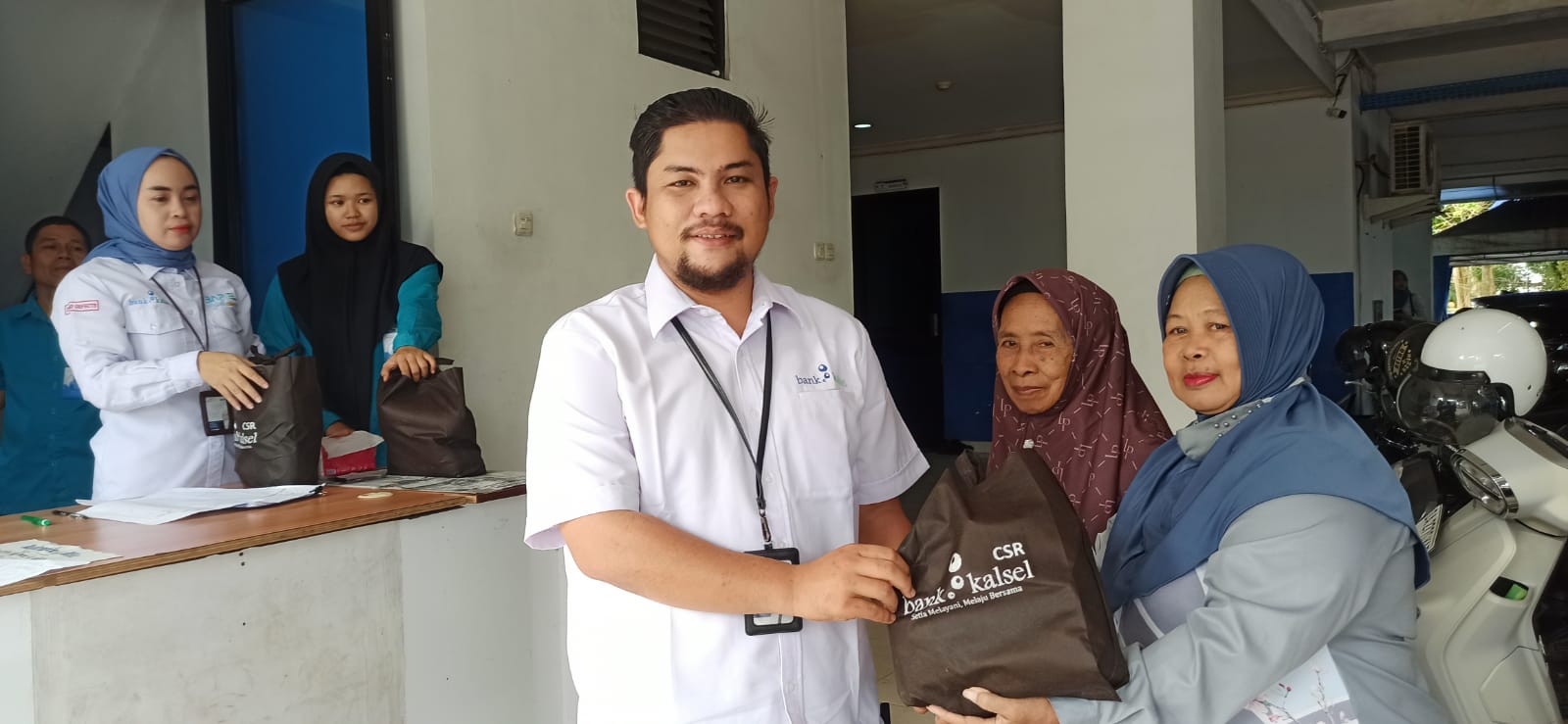 Bank Kalsel Bagikan Paket Ramadhan Untuk Pensiunan dan Wartawan