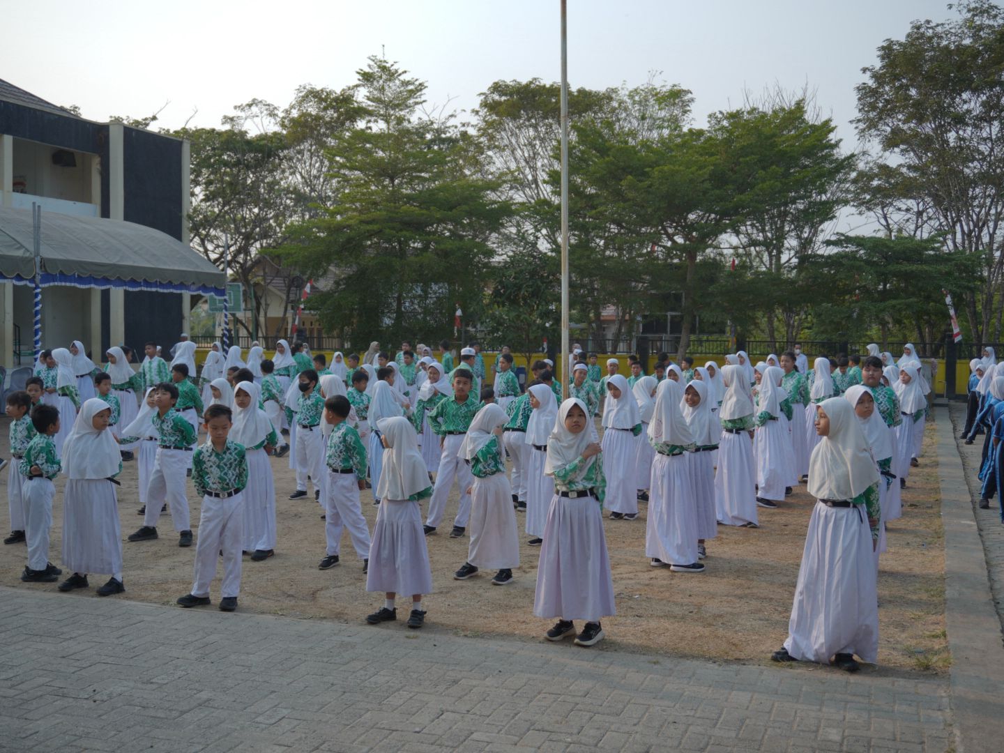 Semarak Gerakan Vaksinasi Bersama di SDN Rantau Kiwa 1, Siswa Awali Pagi dengan Senam