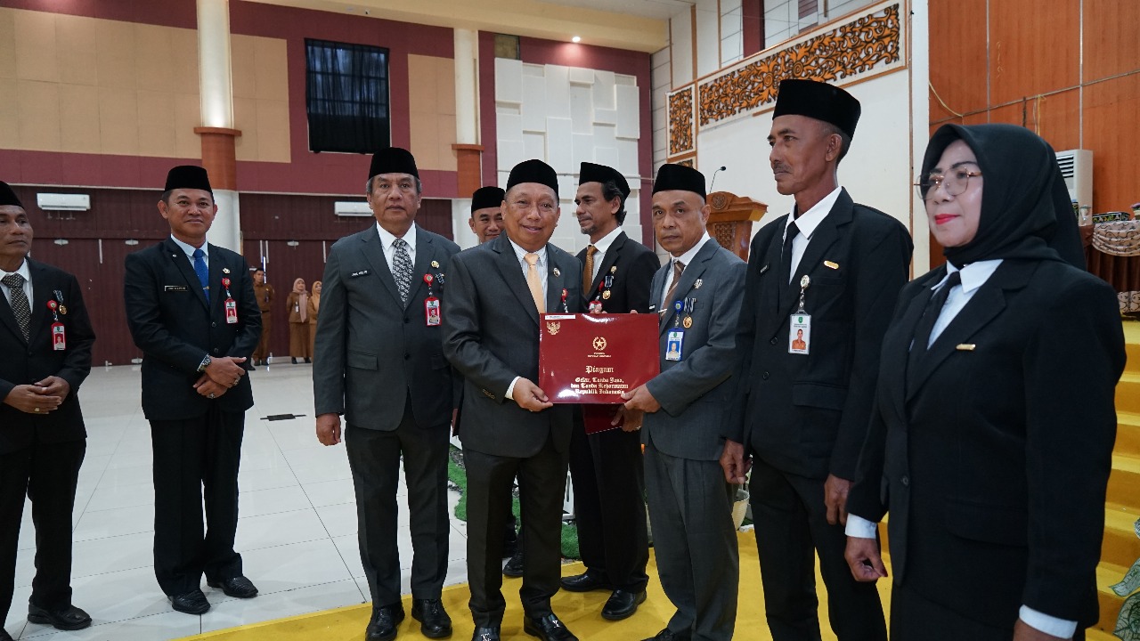 Penyerahan Tanda Kehormatan Satyalancana Karya Satya di Lingkungan Pemkab Tapin