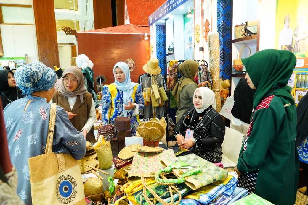 Hj Faridah Yamani Kunjungi Stand Inacraf Tapin 