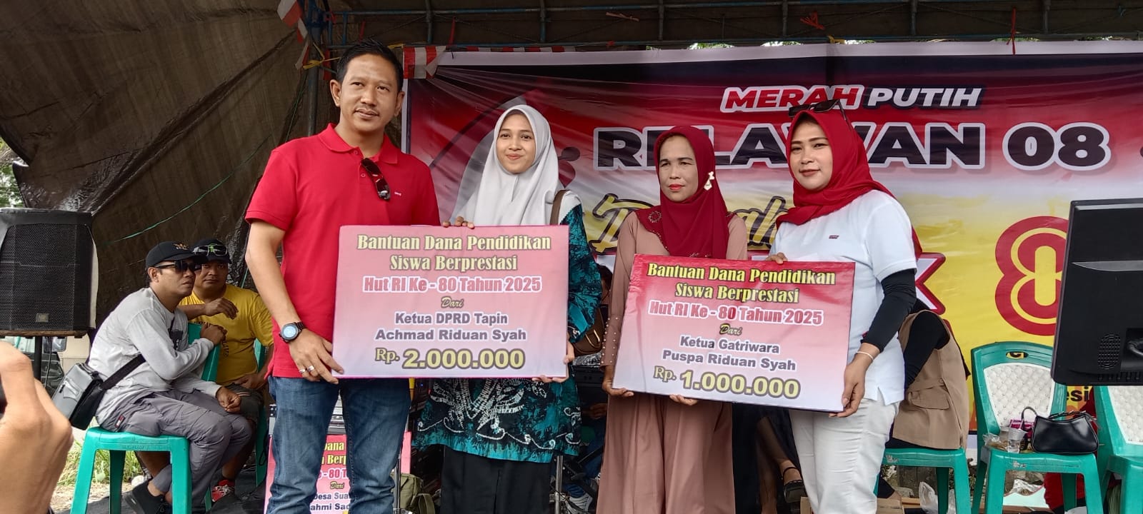 Puncak HUT RI, Ketua DPRD Tapin Serahkan Bantuan Pendidikan