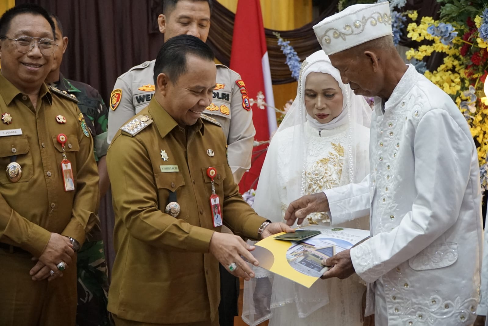 Bupati Tapin Serahkan Buku Nikah dan KIA kepada Peserta Isbath Nikah