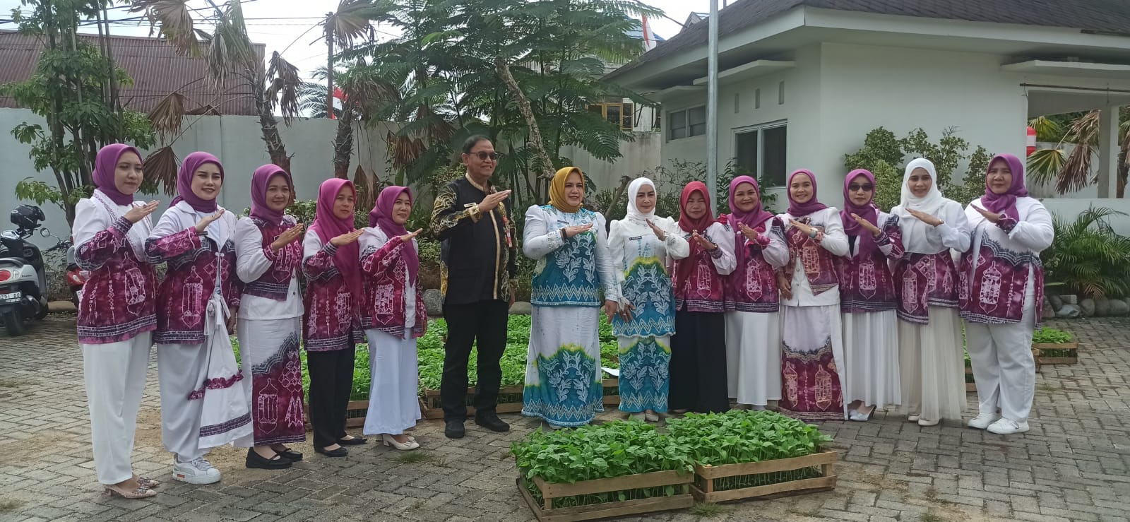 Ketua TP PKK Serahkan Bantuan Bibit Cabai Untuk Penanganan Inflasi