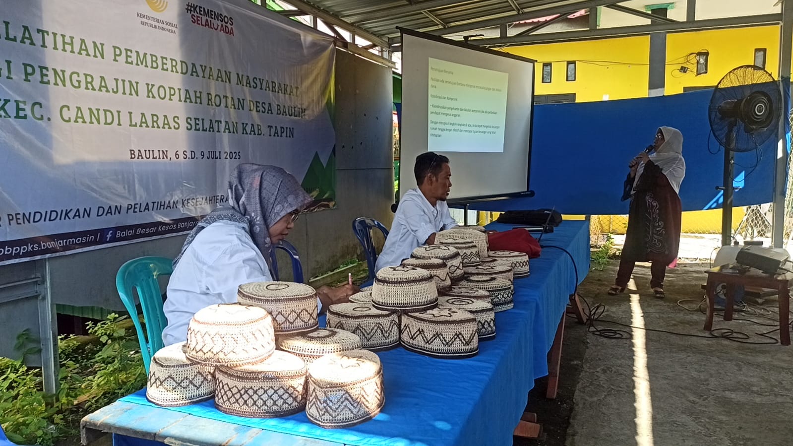 BBPPKS Banjarmasin Selenggarakan Pelatihan Kopiah Rotan Di Desa Baulin