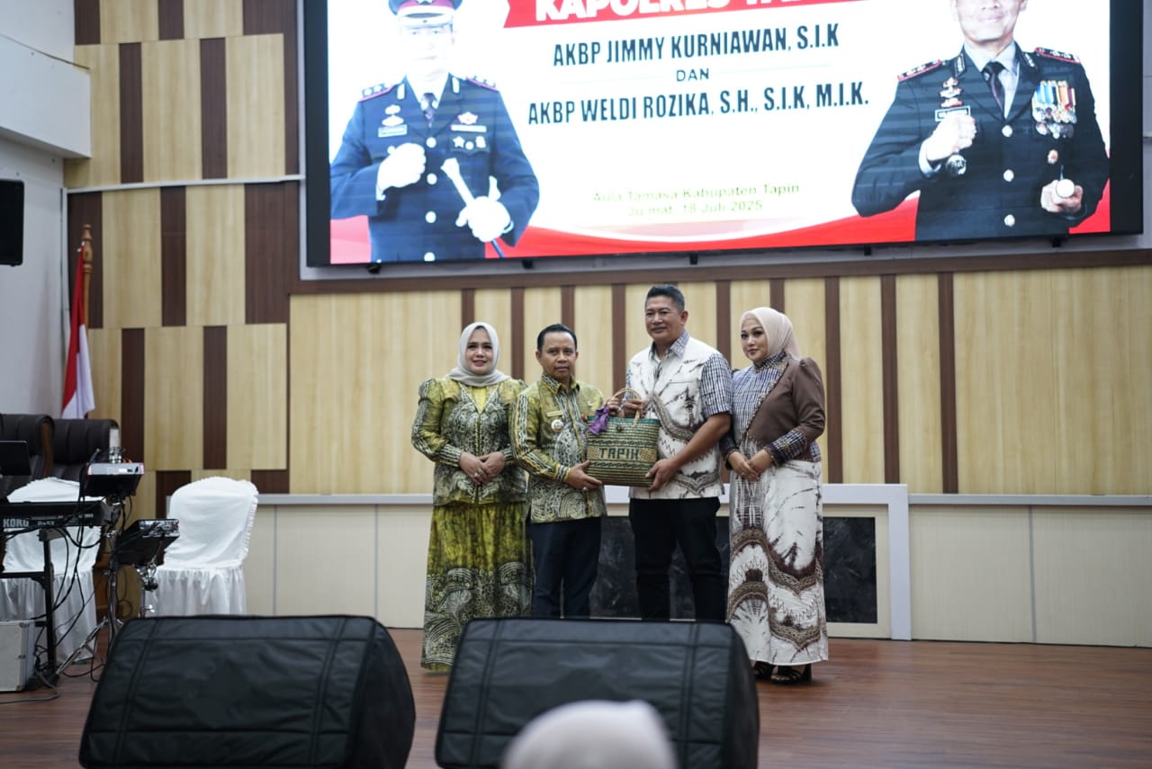 Pisah Sambut dan Ramah Tamah Kapolres Tapin: AKBP Jimmy Kurniawan Serahkan Tongkat Komando kepada AKBP Weldi Rozika