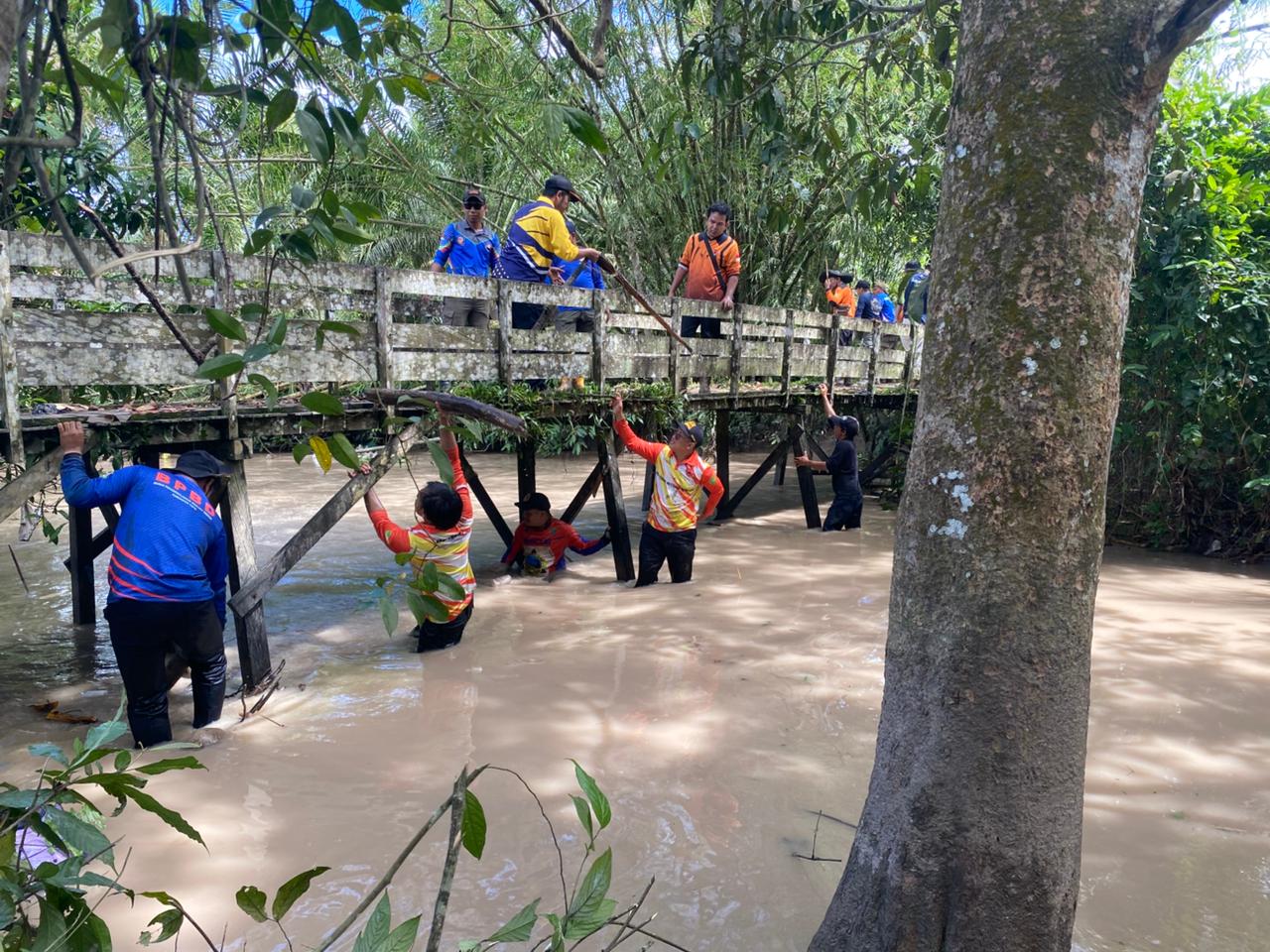 Cegah Banjir, BPBD Bersihkan Aliran Sungai Tambarangan 