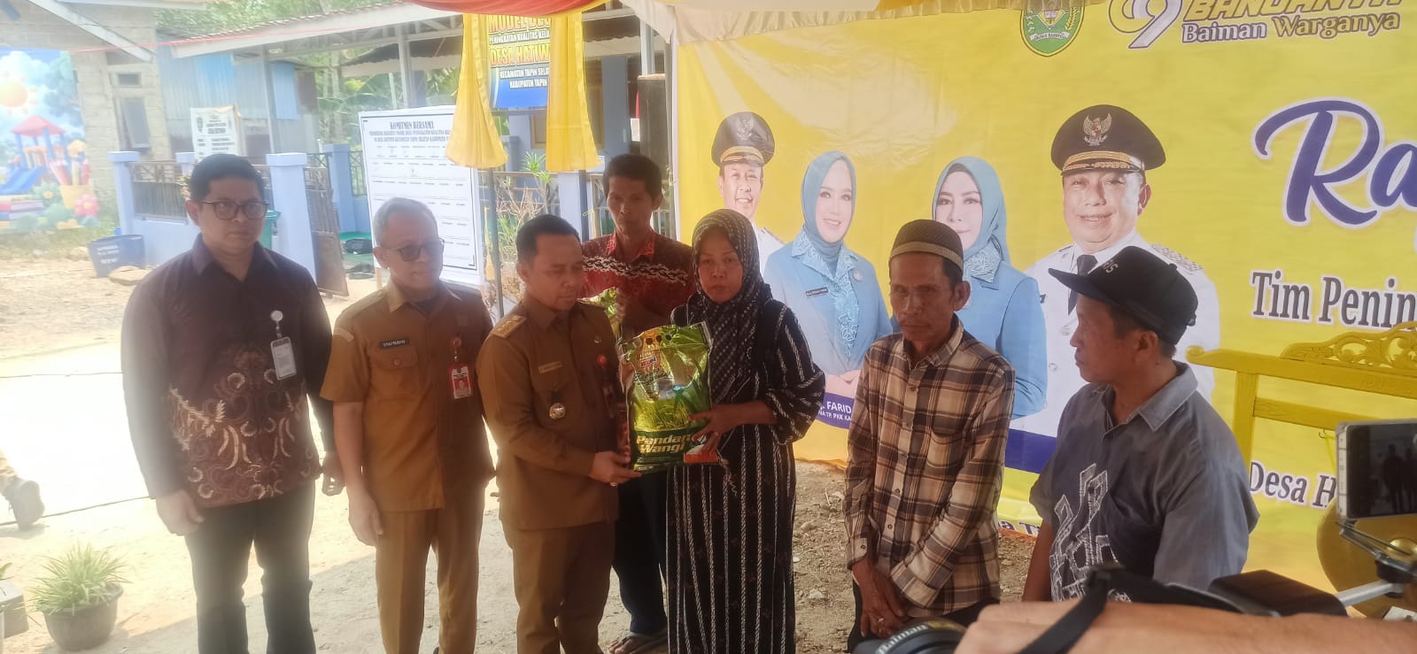 Bupati Serahkan Bantuan Sosial Tunai 9 Kelurahan Di Tapin
