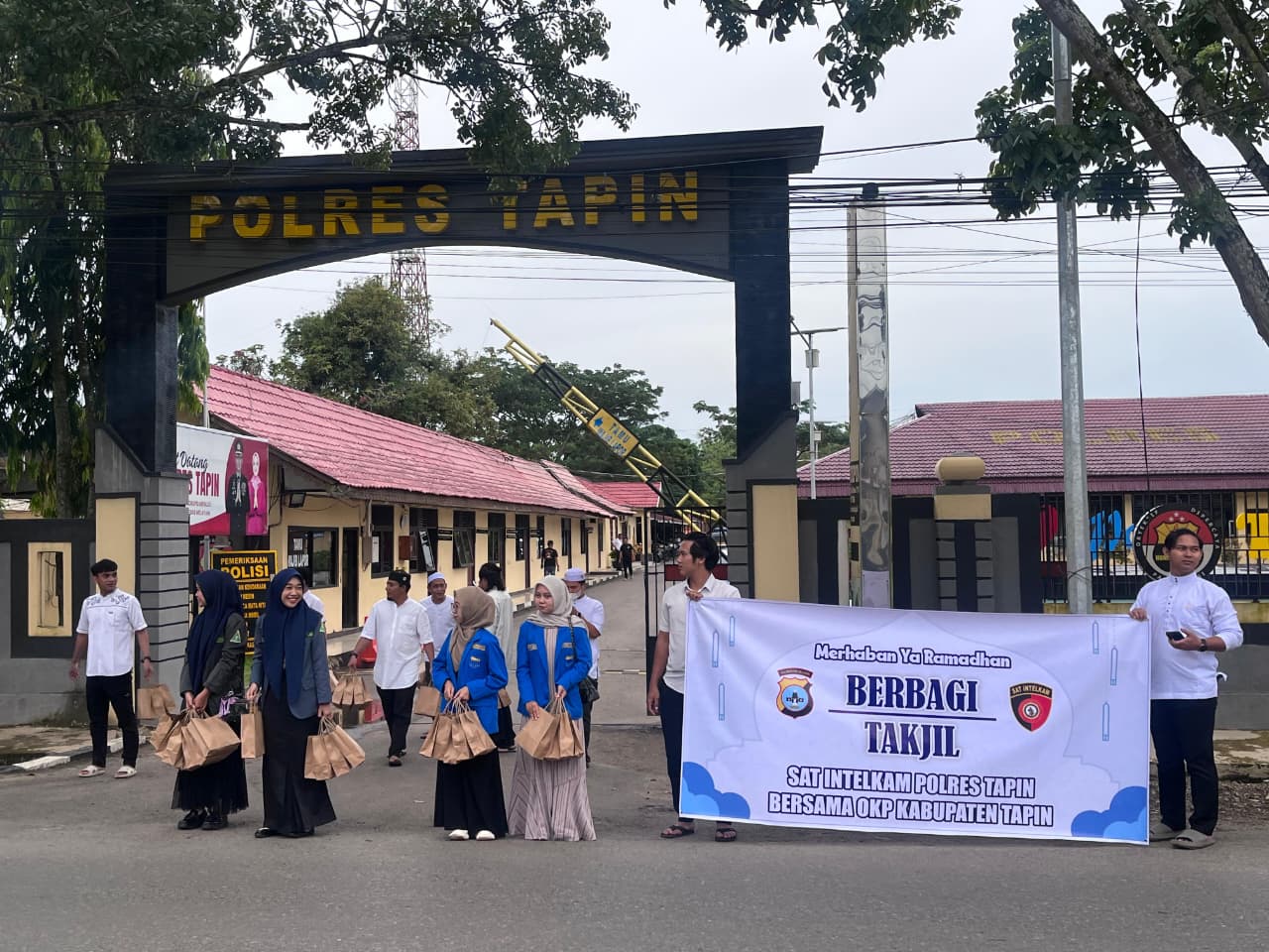 Sat Intelkam Polres Tapin Bagikan Takjil Berbuka