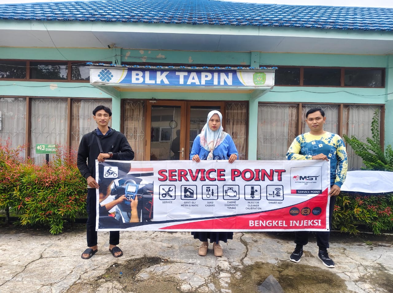 DISPORA KALSEL 2025 : Hibahkan Bantuan Kepada Peserta Pelatihan BLK Tapin